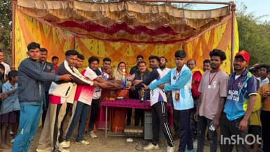 तोकापाल: ग्राम पंचायत एरडंवाल में आयोजित क्रिकेट प्रतियोगिता के समापन समारोह में चित्रकोट विधायक विनायक गोयल शामिल हुए