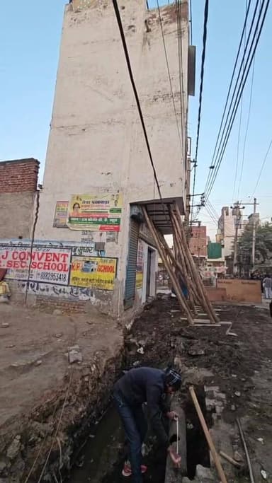 कभी भी ढह सकता है 3 मंजिला मकान!
MCF की खुदाई से नींव में भरा पानी, पुलिस ने पर्वतीय कॉलोनी ललित मंडी के रास्ते किए सील....