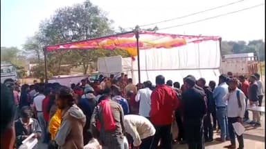 अकलतरा: 37वें सड़क सुरक्षा माह के तहत अकलतरा थाना परिसर में लर्निंग लाइसेंस एवं HSRP कैम्प लगाया गया