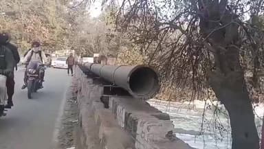 ਪਠਾਨਕੋਟ: ਸੁਜਾਨਪੁਰ ਪੁਲ ਨੰਬਰ ਪੰਜ ਤੇ ਸੀਵਰੇਜ ਬੋਰਡ ਵੱਲੋਂ ਪੁੱਲ ਦੇ ਉੱਪਰ ਪਾਈਪਾਂ ਲਗਾਉਣ ਤੇ ਲੋਕਾਂ ਨੇ ਜਤਾਇਆ ਰੋਸ।