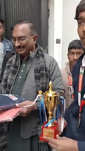 शाहदरा: सांसद खेल महोत्सव: वॉलीबॉल प्रतियोगिता में द्वितीय स्थान पाने वाले खिलाड़ियों को निगम पार्षद संदीप कपूर ने दिया उपहार