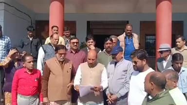 देवास: शासकीय कर्मचारी एवं पेंशनर संघ ने मांगों को लेकर कलेक्टर कार्यालय में ज्ञापन सौंपा