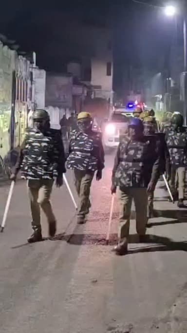 असामाजिक तत्वों को सख्त संदेश: कोंच पुलिस ने सुरक्षा उपकरणों के साथ किया फ्लैग मार्च