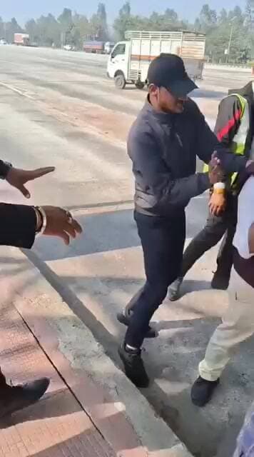 आख़िर टोल टैक्स वालों को इतनी छूट किसने दे रखी है।
तहसील हैदरगढ़ बाराबंकी के टोल प्लाजा पर टोल कर्मियों ने
चुनाव प्रच...