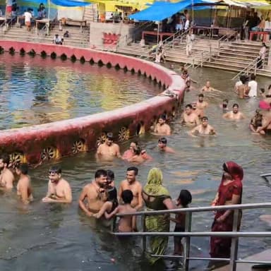 चक्रतीर्थ में श्रद्धालुओ ने लगाई आस्था की डुबकी, की पूजा अर्चना
.
#नैमिषारण्य आज बृहस्पतिवार को मकर संक्रांति के पावन पर...