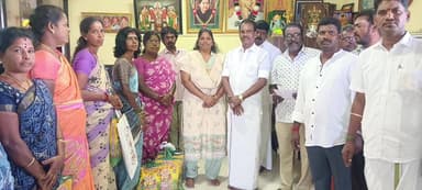 திருக்கழுக்குன்றம்: திருக்கழுக்குன்றத்தில் துப்புரவு பணியாளர் உடன் அதிமுக சார்பில் பொங்கல் விழா கொண்டாடப்பட்டது