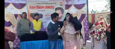 इटकी: इटकी में मानवता: कड़कड़ाती ठंड में आरिफ रजा बने बुजुर्गों के मसीहा, घर-घर पहुंचाई राहत