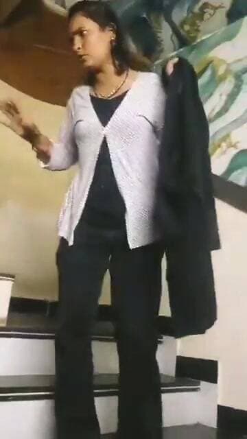 पत्नी होटल में अपने प्रेमी संग गई हुई थी. पीछे से पति पुलिस के साथ होटल में पहुंच गया.
प्रेमी संग पकड़े जाने के बाद महि...