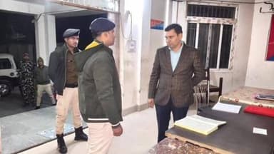कोचाधामन: पुलिस अधीक्षक संतोष कुमार ने कोचाधामन थाने का किया औचक निरीक्षण, दिए आवश्यक दिशा-निर्देश