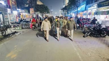 कानून व्यवस्था मजबूत करने को एसपी हरदोई ने शहर में किया पैदल गश्त
Hardoi Police द्वारा जनपद में शांति, सुरक्षा एवं का...