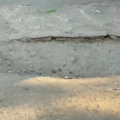 રાજકોટ પશ્ચિમ: રૈયા રોડ પર ઓવરલોડ ટ્રક ફસાયો