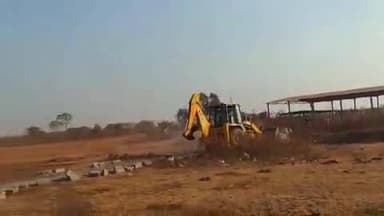 तिल्दा: तुलसी नेवरा में शासकीय जमीन से अतिक्रमण हटाया गया