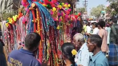 சங்கராபுரம்: சங்கராபுரத்தில் மாட்டுப்பொங்கல் பண்டிகையை முன்னிட்டு மாடுகளுக்கு தேவையான அலங்காரப் பொருட்கள் விற்பனை அமோகம்