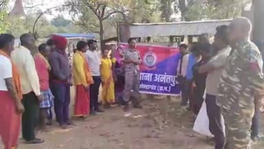 माकड़ी: अनंतपुर थाना पुलिस ने ग्राम ओडारगांव में चलित थाना लगाकर ग्रामीणों को किया जागरूक