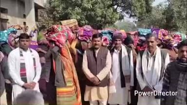 बबेरू: कमासिन क्षेत्र ग्राम पंचायत तराया में प्रधान कुसुम पाल यादव ने कंबल वितरण किया शत्रुघ्न सिंह कमासिन ब्लाक