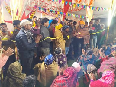 श्रीमद्भागवत कथा के आयोजन में देर रात फीता काटने का सौभाग्य प्राप्त हुआ। समस्त कमेटी सदस्यों और ग्रामवासियों के प्रति आभ...