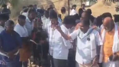 నరసన్నపేట: నరసన్నపేట మండలం దేశవానిపేట సమీపంలో శుక్రవారం భక్తిశ్రద్ధలతో గోపూజలు