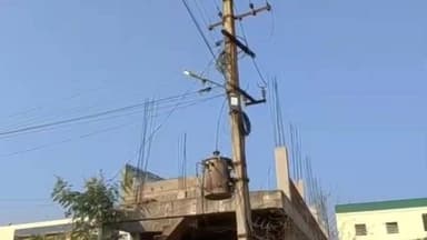 నరసన్నపేట: పట్టపగలే వీధి దీపాలు వెలుగుతున్నా సంబంధిత అధికారుల కంటపడకపోవడం శోచనీయమని స్థానికులు ఆవేదన వ్యక్తం