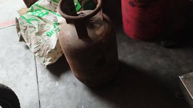 मवाना योगेंद्र गैस एजेंसी में हो रहा है गैस कम का कारोबार तीसरी बार सिलेंडर कम लगी (YOGANDRA GASS AGENCY)