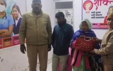 शोहरतगढ़: चिल्हिया पुलिस ने रास्ते में गिरा हुआ रूपया व जेवरात से भरा पर्स उसके स्वामी को सुपुर्द किया