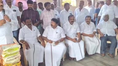 பெரம்பலூர்: பெரம்பலூர் நகராட்சி பணியாளர்கள் 300 பேருக்கு பொங்கல் பரிசு தொகுப்பு, திமுக துணை பொது செயலாளர் ஆ.ராசா வழங்கினார்