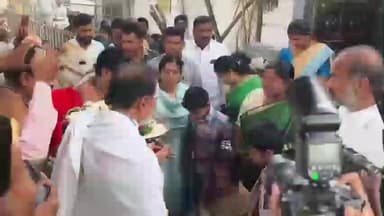సిరిసిల్ల: మంత్రి సీతక్కకు పూర్ణకుంభం తో స్వాగతం పలికిన ఆలయ అర్చకులు