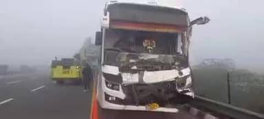 इटावा: चौबिया क्षेत्र के अंतर्गत एक्सप्रेस वे पर घने कोहरे के चलते भीषण सड़क हादसा, ट्रक से दो स्लीपर बसें टकराईं, पांच घायल