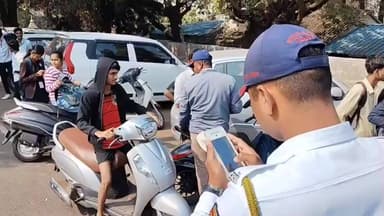 सातारा: वाहतूक नियम मोडणाऱ्या दुचाकीस्वारांवर सातारा वाहतूक पोलिसांची कारवाई