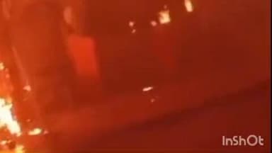 धौलाना: गांव खिचरा चौराहे के पास अज्ञात कारणों से कन्फेक्शनरी की दुकान में लगी भीषण आग, दमकल विभाग की टीम ने पाया आग पर काबू