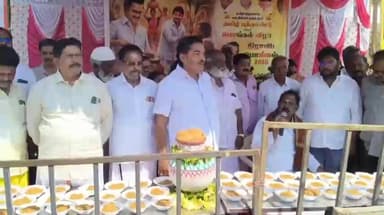 எடப்பாடி: எடப்பாடி பேருந்து நிலையம் அருகே பொங்கல் விழாவை முன்னிட்டு பொது மக்களுக்கு பொங்கல் கரும்பு வழங்கப்பட்டது