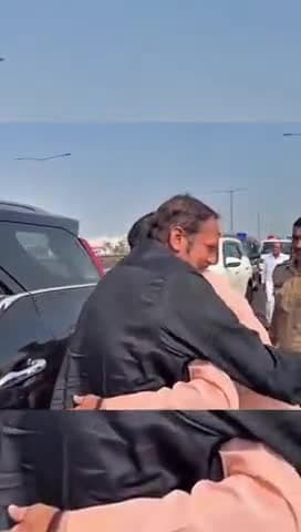 सातारा: पालकमंत्री शंभूराज देसाई यांची खासदार उदयनराजे यांनी घेतली महामार्गावरच गळाभेट