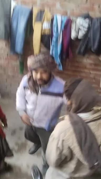 यह घटना है पटपर नगला कि जहां एक परिवार को घर से निकालने के धमकी देकर मार छेढ कर रहे वीडियो में रिकॉर्ड