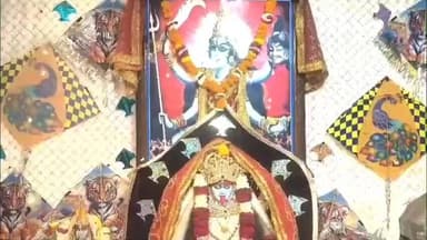 बड़वाह: मकर संक्रांति पर बड़वाह में महाकाली माता का विशेष श्रृंगार, मंदिर पतंगों से सजा, विशाल भंडारा हुआ
