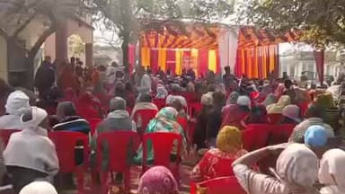 राठ: राठ तहसील परिसर में प्रशासनिक अधिकारियों और जनप्रतिनिधियों की मौजूदगी में किया गया कंबल वितरण कार्यक्रम का आयोजन