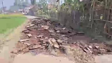 समस्तीपुर: दूधपुरा बेलभद्रपुर में निजी जमीन सड़क में जाने पर सड़क को तोड़कर किया बर्बाद