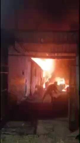 வேலூர்: காகிதப்பட்டறை பகுதியில் நள்ளிரவில் ஏற்பட்ட தீ விபத்து பழைய மரக்கடை ஆட்டோக்கள் எரிந்து சேதம் போலீசார் விசாரணை