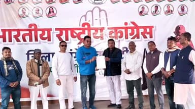 चाईबासा: राधा मोहन बनर्जी ने नगर परिषद अध्यक्ष पद के लिए कांग्रेस पार्टी में किया आवेदन