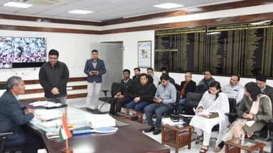 हिसार: जिला सचिवालय में कलेक्टर रेट निर्धारण को लेकर उपायुक्त महेंद्र पाल ने अधिकारियों के साथ समीक्षा बैठक की