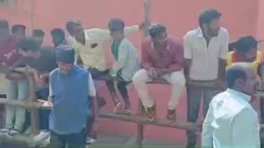 குடியாத்தம்: குடியாத்தம் குட்லவாரி பள்ளி கிராமத்தில் 110 ஆம் ஆண்டு எருது விடும் திருவிழா வெகு விமர்சையாக நடைபெற்றது மின்னல் வேகத்தில் சீறிப்பாய்ந்த காளைகள்