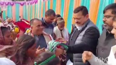 बिहटा: बिहटा में समाजसेवियों द्वारा गरीब, लाचार व असहायों के बीच कंबल का वितरण