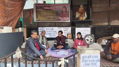 डुंडा: तांबाखाणी सुरंग के बाहर से कूड़ा डंपिंग जोन हटाने की मांग को लेकर हनुमान चौक पर आंदोलनकारियों का धरना जारी है