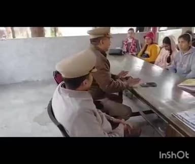गोला गोकरणनाथ: गोला कोतवाली परिसर में स्पेल कार्यक्रम के तहत छात्रों को कानून की जानकारी दी गई