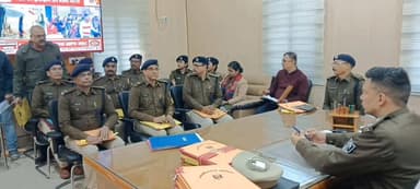 लखीसराय: लखीसराय में पुलिस अधीक्षक ने पुलिस कार्यालय के सभी शाखा प्रभारियों और कर्मियों के साथ की समीक्षा बैठक