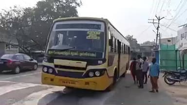 குளித்தலை: பழுதாகி பாதியில் நின்ற அரசு பேருந்து பழுதான அரசு பேருந்தை தள்ளிச் சென்ற பயணிகள் பொதுமக்கள் அவதி .