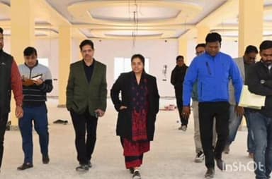 चतरा: उपायुक्त कीर्तिश्री ने जिला पुस्तकालय के निर्माण कार्य का औचक निरीक्षण किया