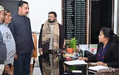 चतरा: चतरा समाहरणालय में उपायुक्त ने जनता दरबार लगाकर सुनीं आमजनों की समस्याएँ