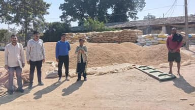 पिथौरा: तहसीलदार मनीषा देवांगन ने अवैध धान भंडारण पर की सख्त कार्रवाई, 1000 कट्टा धान किया ज़ब्त