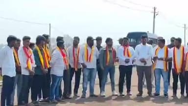 ಬೈಲಹೊಂಗಲ: ಇನಾಮದಾರ ಸಕ್ಕರೆ ಕಾರ್ಖಾನೆ ವಿರುದ್ಧ ಮರಕುಂಬಿ ಗ್ರಾಮದ ಬಳಿ ಕಿತ್ತೂರು ಕರ್ನಾಟಕ ಸೇನೆ ಪ್ರತಿಭಟನೆ