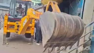 बहराइच: कबाबची गली में नगर पालिका का बुलडोजर चला, अवैध अतिक्रमण हटाते हुए कई दुकानों का अतिक्रमण किया गया