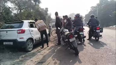 झरिया/जोरापोखर/सिंदरी: डिवाइडर से टकराई कार, कार में सवार तीन लोग फरार, घटनास्थल पर पहुंची पुलिस